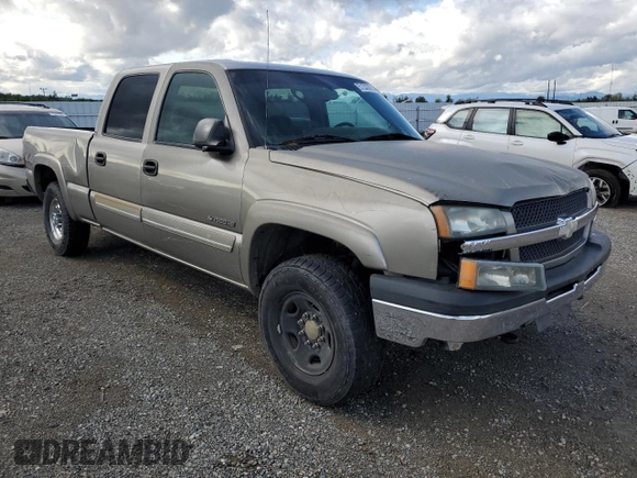 2003 Chevrolet Silverado 1500HD LS z VIN 1GCGK13U63F131030, wystawiony jako Copart lot #51332975 z przebiegiem 219 366 mil mil oraz Szkoda całkowita • Salvage title. Historia ofert i sprzedaży dostępna na DreamBid. Obrazek 4.