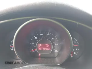 2016 Kia Soul + z VIN KNDJP3A5XG7352628, wystawiony jako IAAI lot #42441945 z przebiegiem 107 522 mil mil oraz . Historia ofert i sprzedaży dostępna na DreamBid. Obrazek 7.