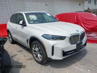 2024 BMW X5 xDrive40i z VIN 5UX23EU07R9S40743, wystawiony jako IAAI lot #40135118 z przebiegiem 303 mil mil oraz . Historia ofert i sprzedaży dostępna na DreamBid. Obrazek 1.