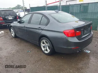 2015 BMW 3 Series 328i xDrive z VIN WBA3B3C56FF548474, wystawiony jako IAAI lot #42366206 z przebiegiem 73 042 mil mil oraz . Historia ofert i sprzedaży dostępna na DreamBid. Obrazek 3.