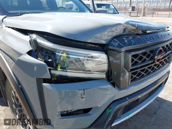 2023 Nissan Frontier Pro-4X z VIN 1N6ED1EKXPN641323, wystawiony jako IAAI lot #42227180 z przebiegiem 25 199 mil mil oraz . Historia ofert i sprzedaży dostępna na DreamBid. Obrazek 6.