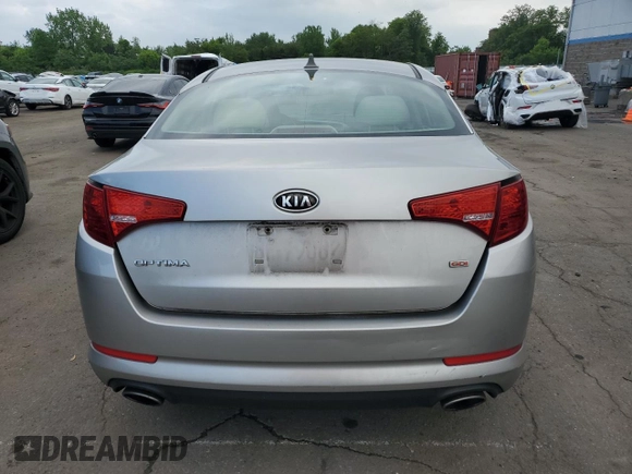 2012 Kia Optima LX z VIN 5XXGM4A70CG070588, wystawiony jako Copart lot #57240995 z przebiegiem 137 601 mil mil oraz Szkoda całkowita • Salvage title. Historia ofert i sprzedaży dostępna na DreamBid. Obrazek 6.