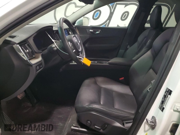 2022 Volvo XC60 Momentum z VIN YV4L12DK3N1033784, wystawiony jako Copart lot #86092324 z przebiegiem 56 299 mil mil oraz Czysty tytuł • Clean title. Historia ofert i sprzedaży dostępna na DreamBid. Obrazek 7.