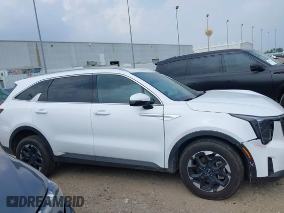 2024 Kia Sorento S z VIN 5XYRLDJC9RG292270, wystawiony jako IAAI lot #42316441 z przebiegiem 25 657 mil mil oraz . Historia ofert i sprzedaży dostępna na DreamBid. Obrazek 13.