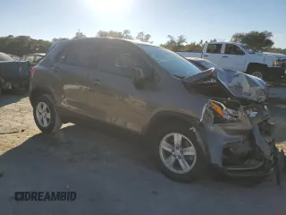 2020 Chevrolet Trax LS z VIN KL7CJKSB3LB347638, wystawiony jako Copart lot #82097714 z przebiegiem Nie podano mil oraz Szkoda całkowita • Salvage title. Historia ofert i sprzedaży dostępna na DreamBid. Obrazek 4.