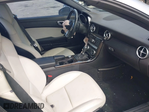 2015 Mercedes-Benz SLK 250 z VIN WDDPK4HA2FF099896, wystawiony jako IAAI lot #42333660 z przebiegiem 58 892 mil mil oraz . Historia ofert i sprzedaży dostępna na DreamBid. Obrazek 5.