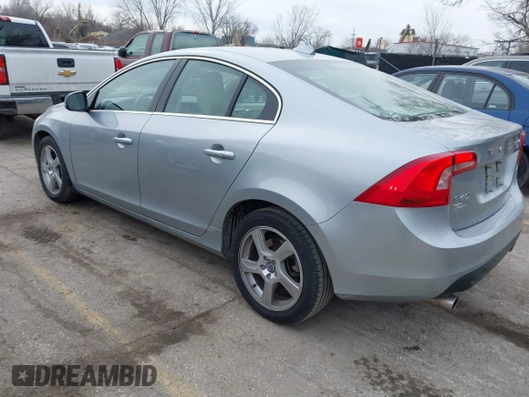 2013 Volvo S60 T5 Premier z VIN YV1612FS3D2193289, wystawiony jako IAAI lot #41534227 z przebiegiem 117 152 mil mil oraz . Historia ofert i sprzedaży dostępna na DreamBid. Obrazek 3.