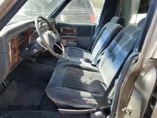 1988 Cadillac Brougham z VIN 1G6DW51Y2J9714052, wystawiony jako Copart lot #77274064 z przebiegiem 69 106 mil mil oraz Szkody całkowita. Historia ofert i sprzedaży dostępna na DreamBid. Obrazek 7.