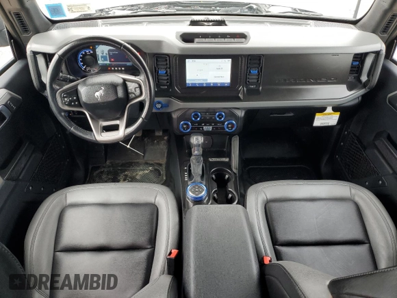 2023 Ford Bronco z VIN 1FMDE5DHXPLC10349, wystawiony jako Copart lot #53951735 z przebiegiem 8 931 mil mil oraz Szkoda całkowita • Salvage title. Historia ofert i sprzedaży dostępna na DreamBid. Obrazek 8.