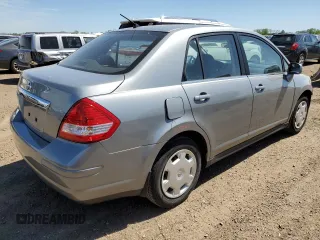 2008 Nissan Versa S z VIN 3N1BC11E08L403235, wystawiony jako Copart lot #57518585 z przebiegiem 104 335 mil mil oraz Szkoda całkowita • Salvage title. Historia ofert i sprzedaży dostępna na DreamBid. Obrazek 3.