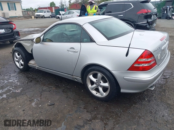 2001 Mercedes-Benz SLK 230/320 with VIN WDBKK65F61F223014, listed as a IAAI auction lot 42193397 with 291,610 mi miles and . Bid and sale history available at DreamBid. Image 3.