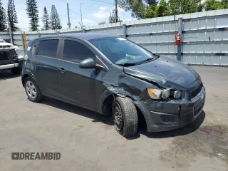 2013 Chevrolet Sonic LS z VIN 1G1JA6SH2D4136905, wystawiony jako Copart lot #55980485 z przebiegiem 176 857 mil mil oraz Nie do naprawy • Non repairable. Historia ofert i sprzedaży dostępna na DreamBid. Obrazek 4.