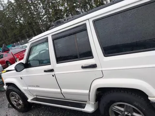 2000 Jeep Cherokee Classic with VIN 1J4FF58S4YL136213, listed as a IAAI auction lot 41227447 with 327,570 mi miles. Bid and sale history available at carsss.com. Image 14.