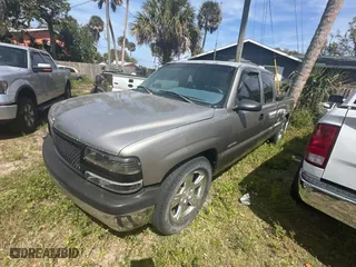 2001 Chevrolet Silverado 1500 LS with VIN 2GCEC19V711193447, listed as a Copart auction lot 49501445 with 221,700 mi miles and Salvage Title. Bid and sale history available at carsss.com. Image 2.