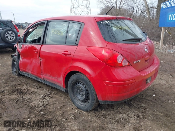 2011 Nissan Versa S z VIN 3N1BC1CP0BL494240, wystawiony jako IAAI lot #41703008 z przebiegiem 182 284 mil mil oraz . Historia ofert i sprzedaży dostępna na DreamBid. Obrazek 3.