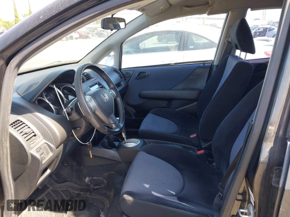 2007 Honda Fit Sport z VIN JHMGD38607S021022, wystawiony jako IAAI lot #42274897 z przebiegiem 277 486 mil mil oraz . Historia ofert i sprzedaży dostępna na DreamBid. Obrazek 5.