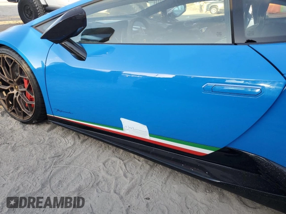 2018 LAMBORGHINI PERFORMANTE z VIN ZHWUD4ZF2JLA08437, wystawiony jako Copart lot #76293594 z przebiegiem Nie podano mil oraz Nie do naprawy • Non repairable. Historia ofert i sprzedaży dostępna na DreamBid. Obrazek 12.