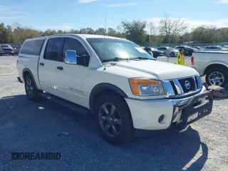 2015 Nissan Titan SV z VIN 1N6BA0ED5FN503033, wystawiony jako IAAI lot #41881909 z przebiegiem 151 432 mil mil oraz . Historia ofert i sprzedaży dostępna na DreamBid. Obrazek 1.
