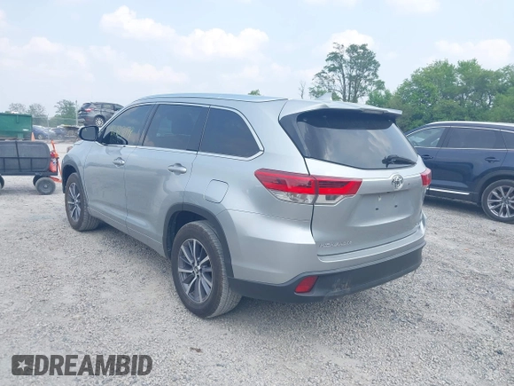 2018 Toyota Highlander SE z VIN 5TDKZRFH4JS544239, wystawiony jako IAAI lot #42429079 z przebiegiem 121 406 mil mil oraz . Historia ofert i sprzedaży dostępna na DreamBid. Obrazek 3.