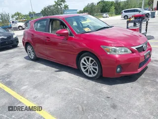 2013 Lexus CT 200h z VIN JTHKD5BH4D2134161, wystawiony jako IAAI lot #42501508 z przebiegiem 227 626 mil mil oraz . Historia ofert i sprzedaży dostępna na DreamBid. Obrazek 1.