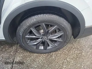 2024 Volkswagen Tiguan SE с VIN 3VV3B7AX4RM085495, выставлен на аукционе IAAI как лот 42796456 с пробегом 34 680 миль миль и . История ставок и продаж доступна на DreamBid. Изображение 48.