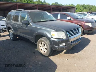 2010 Ford Explorer XLT z VIN 1FMEU6DE5AUA23167, wystawiony jako IAAI lot #42273727 z przebiegiem 1 625 911 mil mil oraz . Historia ofert i sprzedaży dostępna na DreamBid. Obrazek 1.