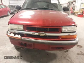 2000 Chevrolet Blazer LT z VIN 1GNDT13W1Y2358746, wystawiony jako IAAI lot #41541071 z przebiegiem 205 532 mil mil oraz . Historia ofert i sprzedaży dostępna na DreamBid. Obrazek 6.