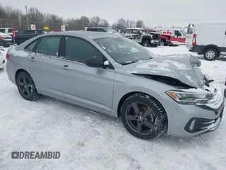2024 Volkswagen Jetta Sport z VIN 3VWAM7BU5RM082431, wystawiony jako IAAI lot #41465415 z przebiegiem 8 275 mil mil oraz . Historia ofert i sprzedaży dostępna na DreamBid. Obrazek 1.