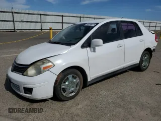 2009 Nissan Versa S z VIN 3N1BC11E79L501857, wystawiony jako Copart lot #58256025 z przebiegiem 156 313 mil mil oraz Szkoda całkowita • Salvage title. Historia ofert i sprzedaży dostępna na DreamBid. Obrazek 1.