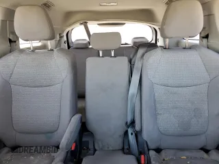2021 Toyota Sienna LE z VIN 5TDKRKEC3MS023188, wystawiony jako Copart lot #51326975 z przebiegiem Nie podano mil oraz Szkody całkowita. Historia ofert i sprzedaży dostępna na DreamBid. Obrazek 10.