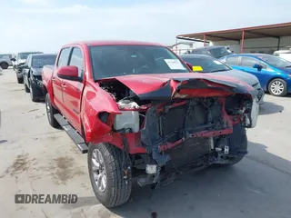 2018 Toyota Tacoma SR z VIN 5TFAX5GN7JX130316, wystawiony jako IAAI lot #42240921 z przebiegiem 77 715 mil mil oraz . Historia ofert i sprzedaży dostępna na DreamBid. Obrazek 1.