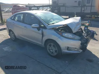 2018 Ford Fiesta SE z VIN 3FADP4BJ0JM118726, wystawiony jako IAAI lot #39977560 z przebiegiem 43 117 mil mil oraz . Historia ofert i sprzedaży dostępna na DreamBid. Obrazek 1.