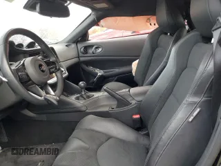 2024 Nissan Z Performance z VIN JN1BZ4BH5RM360916, wystawiony jako Copart lot #76335904 z przebiegiem 7 004 mil mil oraz Szkoda całkowita • Salvage title. Historia ofert i sprzedaży dostępna na DreamBid. Obrazek 10.