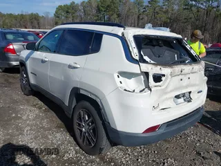 2019 Jeep Compass Altitude z VIN 3C4NJCBB0KT743170, wystawiony jako IAAI lot #41490256 z przebiegiem 93 319 mil mil oraz . Historia ofert i sprzedaży dostępna na DreamBid. Obrazek 3.