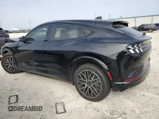 2024 Ford Mustang Mach-E Premium z VIN 3FMTK3R78RMA23282, wystawiony jako Copart lot #88931835 z przebiegiem Nie podano mil oraz Szkoda całkowita • Salvage title. Historia ofert i sprzedaży dostępna na DreamBid. Obrazek 2.