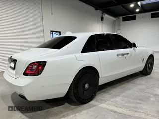2022 Rolls-Royce Ghost Black Badge z VIN SCATD6C09NU209759, wystawiony jako IAAI lot #42301155 z przebiegiem 5631 mil mil oraz . Historia ofert i sprzedaży dostępna na DreamBid. Obrazek 4.