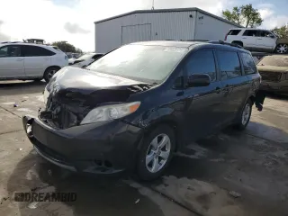 2013 Toyota Sienna LE AAS z VIN 5TDKK3DCXDS313827, wystawiony jako Copart lot #49465175 z przebiegiem 134 579 mil mil oraz Szkoda całkowita • Salvage title. Historia ofert i sprzedaży dostępna na DreamBid. Obrazek 1.