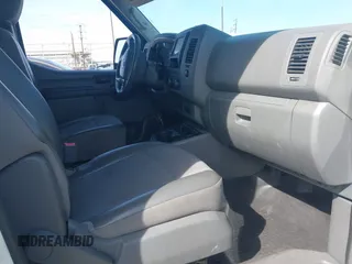 2020 Nissan NV Cargo SV z VIN 1N6BF0LY3LN811787, wystawiony jako IAAI lot #41826864 z przebiegiem 66 237 mil mil oraz . Historia ofert i sprzedaży dostępna na DreamBid. Obrazek 5.