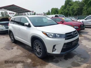 2017 Toyota Highlander XLE z VIN 5TDJZRFH0HS417638, wystawiony jako IAAI lot #42396180 z przebiegiem 101 377 mil mil oraz . Historia ofert i sprzedaży dostępna na DreamBid. Obrazek 1.