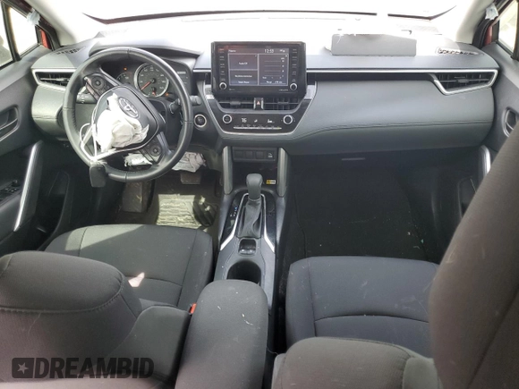 2022 Toyota Corolla Cross LE z VIN 7MUCAAAG6NV027435, wystawiony jako Copart lot #47692545 z przebiegiem 30 376 mil mil oraz Szkody całkowita. Historia ofert i sprzedaży dostępna na DreamBid. Obrazek 8.