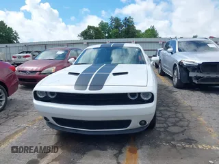 2017 Dodge Challenger SXT z VIN 2C3CDZAG7HH633821, wystawiony jako IAAI lot #42242378 z przebiegiem 97 492 mil mil oraz . Historia ofert i sprzedaży dostępna na DreamBid. Obrazek 12.