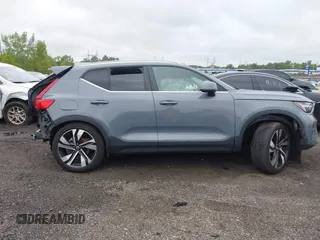 2023 Volvo XC40 Ultimate Bright Theme с VIN YV4L12UAXP2025895, выставлен на аукционе IAAI как лот 42294917 с пробегом 5 384 миль миль и . История ставок и продаж доступна на DreamBid. Изображение 13.