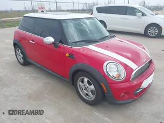 2011 MINI Hardtop z VIN WMWSU3C54BT092301, wystawiony jako IAAI lot #41814267 z przebiegiem 108 702 mil mil oraz . Historia ofert i sprzedaży dostępna na DreamBid. Obrazek 1.