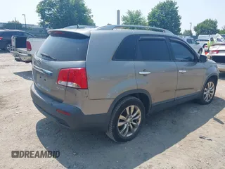 2011 Kia Sorento EX z VIN 5XYKUDA26BG059667, wystawiony jako IAAI lot #42409157 z przebiegiem 166 868 mil mil oraz . Historia ofert i sprzedaży dostępna na DreamBid. Obrazek 4.