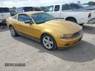 2010 Ford Mustang V6 с VIN 1ZVBP8AN1A5153856, выставлен на аукционе IAAI как лот 42461635 с пробегом 158 071 миль миль и . История ставок и продаж доступна на DreamBid. Изображение 1.