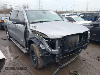 2019 Ram 1500 Big Horn z VIN 1C6SRFFT3KN805491, wystawiony jako IAAI lot #41457602 z przebiegiem 107 632 mil mil oraz . Historia ofert i sprzedaży dostępna na DreamBid. Obrazek 1.