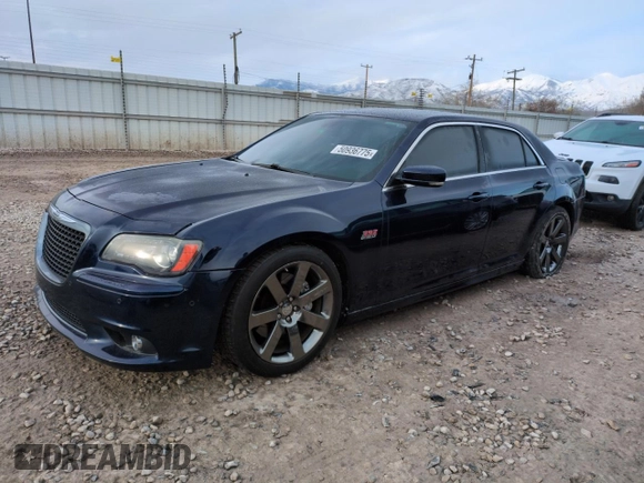 2013 Chrysler 300 SRT-8 z VIN 2C3CCAFJ4DH735421, wystawiony jako Copart lot #50936775 z przebiegiem 113 701 mil mil oraz Szkoda całkowita • Salvage title. Historia ofert i sprzedaży dostępna na DreamBid. Obrazek 1.