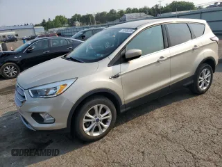 2017 Ford Escape SE z VIN 1FMCU9GD7HUC71474, wystawiony jako Copart lot #59996265 z przebiegiem 130 413 mil mil oraz Czysty tytuł • Clean title. Historia ofert i sprzedaży dostępna na DreamBid. Obrazek 1.