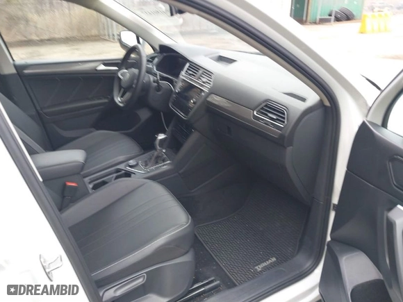 2024 Volkswagen Tiguan SE with VIN 3VVMB7AX1RM008684, listed as a IAAI auction lot 41801437 with 9,511 mi miles. Bid and sale history available at carsss.com. Image 5.