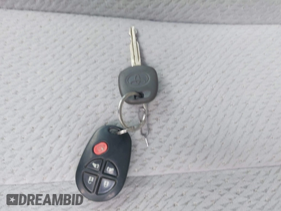 2014 Toyota Sienna LE AAS z VIN 5TDKK3DC8ES516801, wystawiony jako IAAI lot #42378994 z przebiegiem 222 929 mil mil oraz . Historia ofert i sprzedaży dostępna na DreamBid. Obrazek 11.